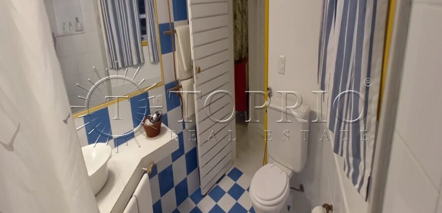 Com uma localização privilegiada à beira mar, em frente à Ilha da Gipóia em Angra dos Reis