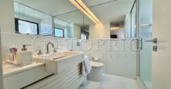 Na primeira quadra da praia, em uma das ruas mais icônicas de Ipanema, este apartamento de 250 m²