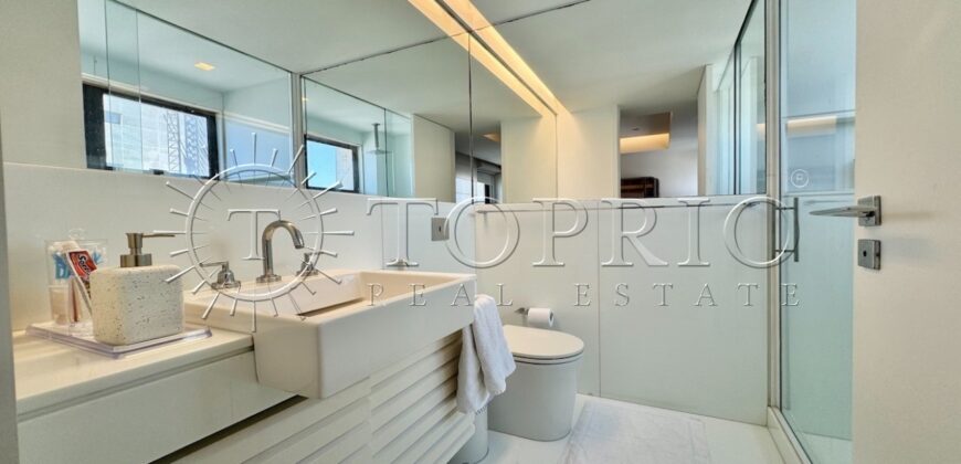 Na primeira quadra da praia, em uma das ruas mais icônicas de Ipanema, este apartamento de 250 m²