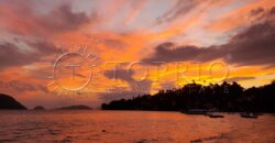 Com uma localização privilegiada à beira mar, em frente à Ilha da Gipóia em Angra dos Reis