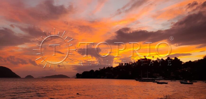 Com uma localização privilegiada à beira mar, em frente à Ilha da Gipóia em Angra dos Reis