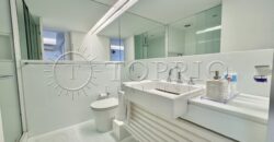 Na primeira quadra da praia, em uma das ruas mais icônicas de Ipanema, este apartamento de 250 m²