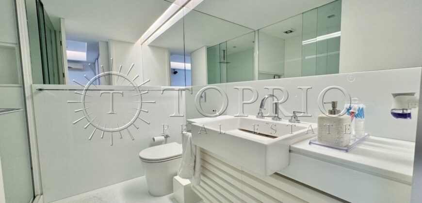 Na primeira quadra da praia, em uma das ruas mais icônicas de Ipanema, este apartamento de 250 m²