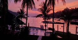 Com uma localização privilegiada à beira mar, em frente à Ilha da Gipóia em Angra dos Reis