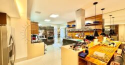 Na primeira quadra da praia, em uma das ruas mais icônicas de Ipanema, este apartamento de 250 m²