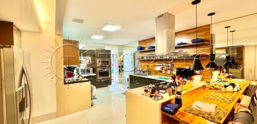 Na primeira quadra da praia, em uma das ruas mais icônicas de Ipanema, este apartamento de 250 m²