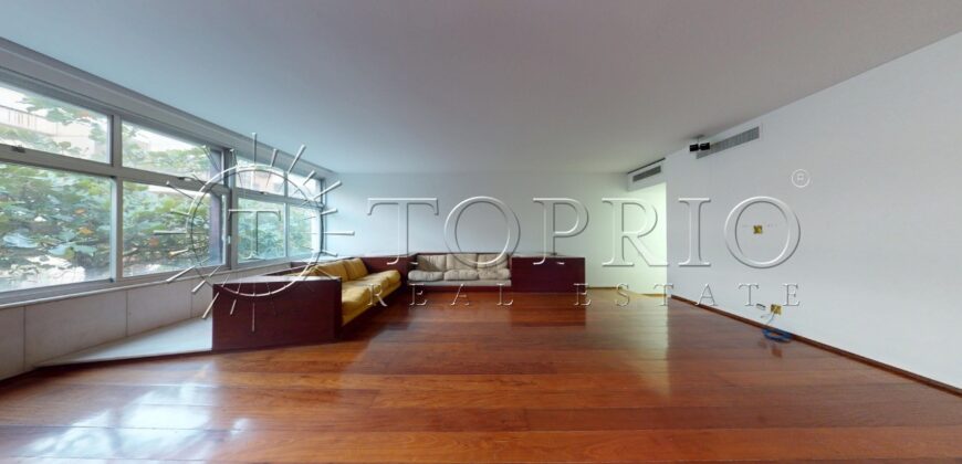 Cobertura duplex à venda no Leblon, na quadra da praia, com 259 m²