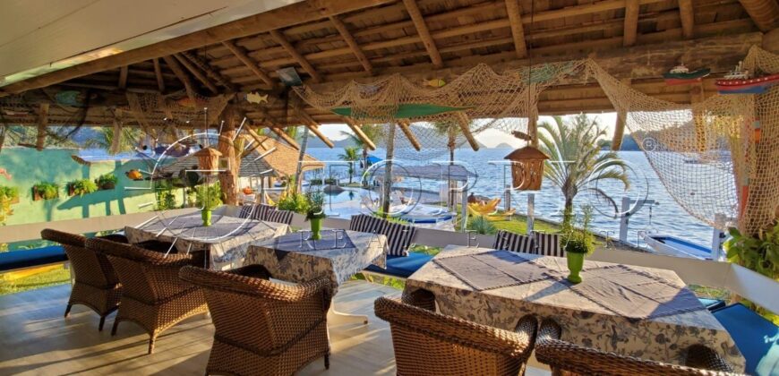 Com uma localização privilegiada à beira mar, em frente à Ilha da Gipóia em Angra dos Reis