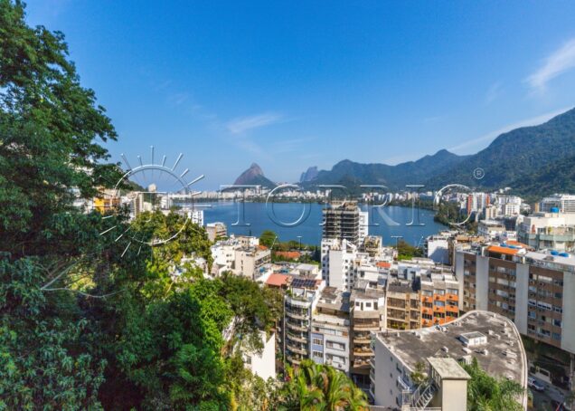 Espetacular apartamento em condomínio fechado na Lagoa Rodrigo de Freitas.