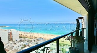 Na primeira quadra da praia, em uma das ruas mais icônicas de Ipanema, este apartamento de 250 m²