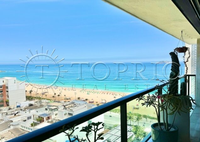 Na primeira quadra da praia, em uma das ruas mais icônicas de Ipanema, este apartamento de 250 m²