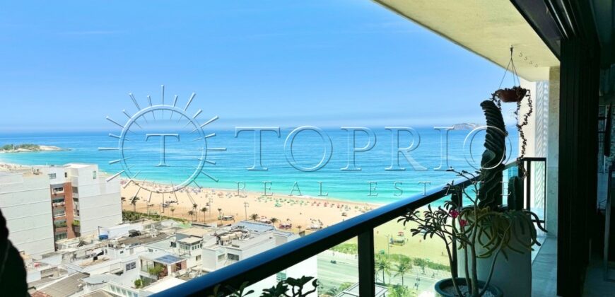 Na primeira quadra da praia, em uma das ruas mais icônicas de Ipanema, este apartamento de 250 m²