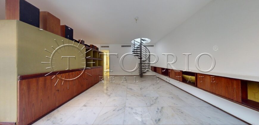 Cobertura duplex à venda no Leblon, na quadra da praia, com 259 m²