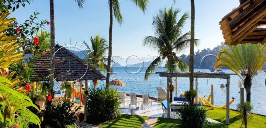 Com uma localização privilegiada à beira mar, em frente à Ilha da Gipóia em Angra dos Reis