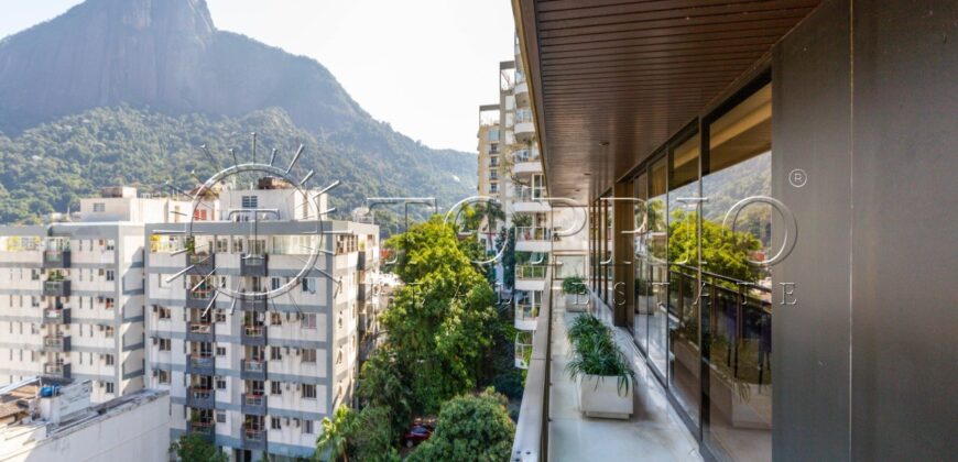 Espetacular apartamento em condomínio fechado na Lagoa Rodrigo de Freitas.