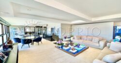 Na primeira quadra da praia, em uma das ruas mais icônicas de Ipanema, este apartamento de 250 m²