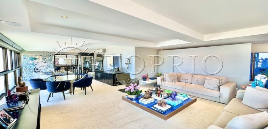 Na primeira quadra da praia, em uma das ruas mais icônicas de Ipanema, este apartamento de 250 m²