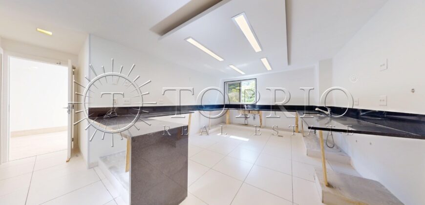 Cobertura Duplex na Quadra da Praia do Leblon – 498m²