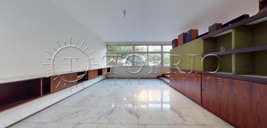 Cobertura duplex à venda no Leblon, na quadra da praia, com 259 m²