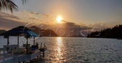 Com uma localização privilegiada à beira mar, em frente à Ilha da Gipóia em Angra dos Reis