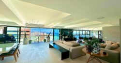 Na primeira quadra da praia, em uma das ruas mais icônicas de Ipanema, este apartamento de 250 m²