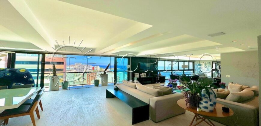 Na primeira quadra da praia, em uma das ruas mais icônicas de Ipanema, este apartamento de 250 m²