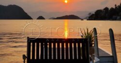 Com uma localização privilegiada à beira mar, em frente à Ilha da Gipóia em Angra dos Reis