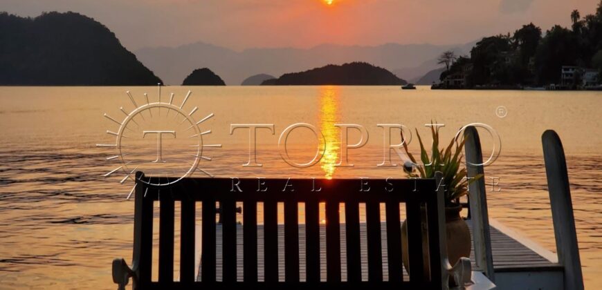 Com uma localização privilegiada à beira mar, em frente à Ilha da Gipóia em Angra dos Reis
