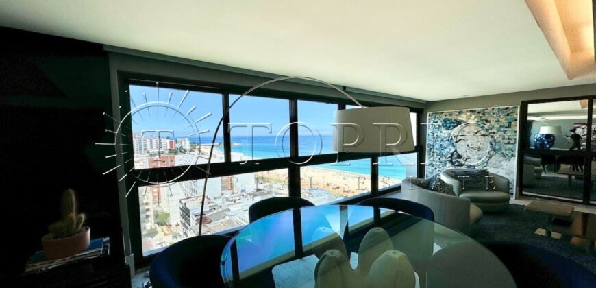 Na primeira quadra da praia, em uma das ruas mais icônicas de Ipanema, este apartamento de 250 m²