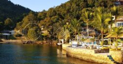 Com uma localização privilegiada à beira mar, em frente à Ilha da Gipóia em Angra dos Reis