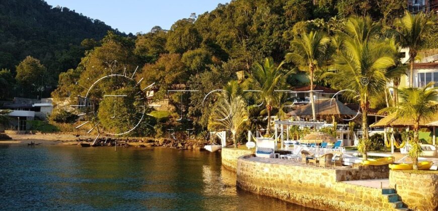 Com uma localização privilegiada à beira mar, em frente à Ilha da Gipóia em Angra dos Reis