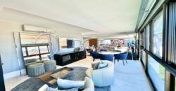 Na primeira quadra da praia, em uma das ruas mais icônicas de Ipanema, este apartamento de 250 m²