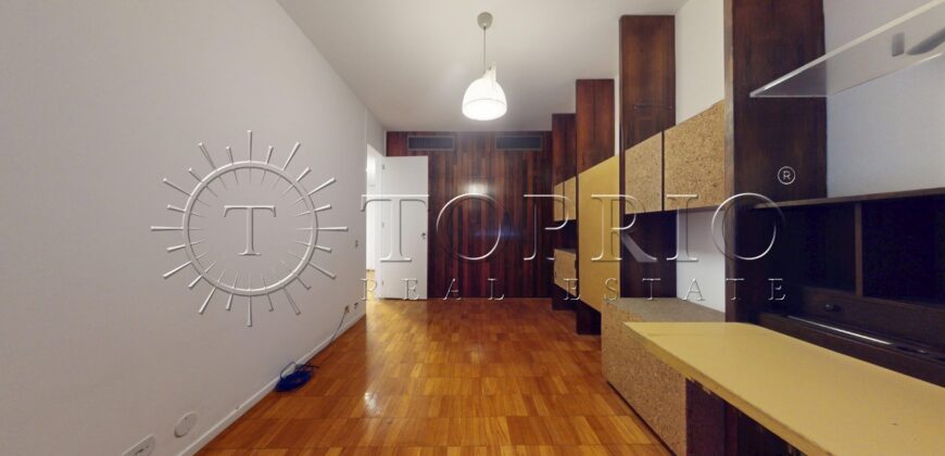 Cobertura duplex à venda no Leblon, na quadra da praia, com 259 m²