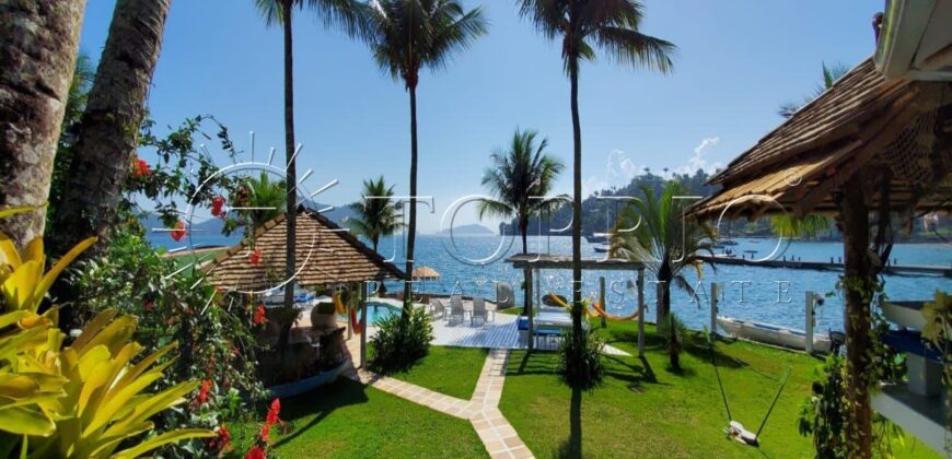 Com uma localização privilegiada à beira mar, em frente à Ilha da Gipóia em Angra dos Reis