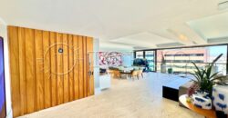 Na primeira quadra da praia, em uma das ruas mais icônicas de Ipanema, este apartamento de 250 m²