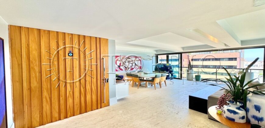 Na primeira quadra da praia, em uma das ruas mais icônicas de Ipanema, este apartamento de 250 m²