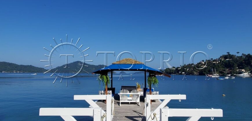 Com uma localização privilegiada à beira mar, em frente à Ilha da Gipóia em Angra dos Reis