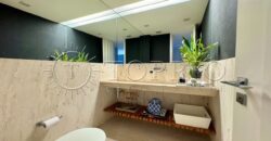 Na primeira quadra da praia, em uma das ruas mais icônicas de Ipanema, este apartamento de 250 m²