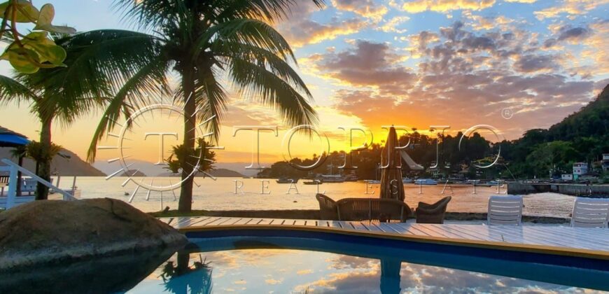 Com uma localização privilegiada à beira mar, em frente à Ilha da Gipóia em Angra dos Reis