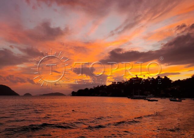Com uma localização privilegiada à beira mar, em frente à Ilha da Gipóia em Angra dos Reis