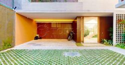 Casa duplex com 626 m² de área construída