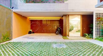 Casa duplex com 626 m² de área construída