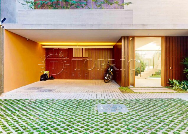 Casa duplex com 626 m² de área construída