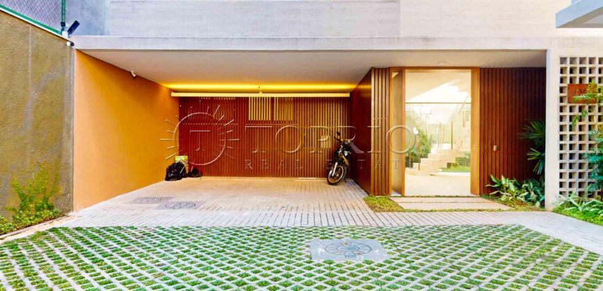 Casa duplex com 626 m² de área construída