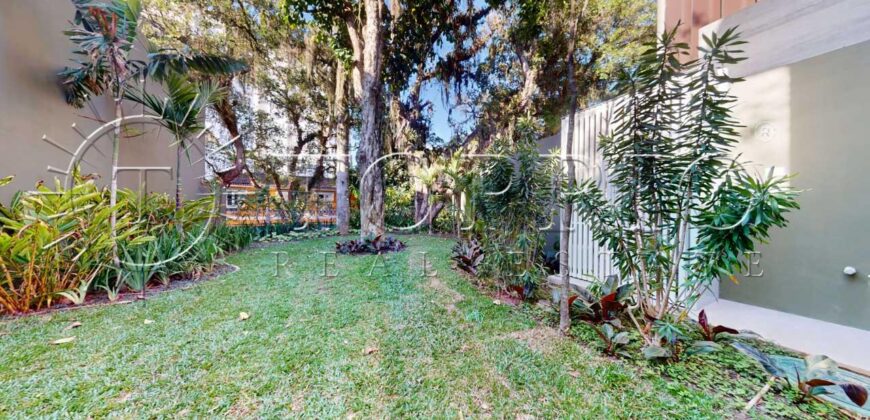 Casa duplex com 626 m² de área construída