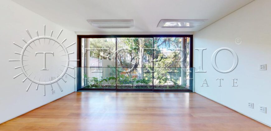 Casa duplex com 626 m² de área construída