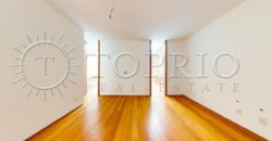 Casa duplex com 626 m² de área construída