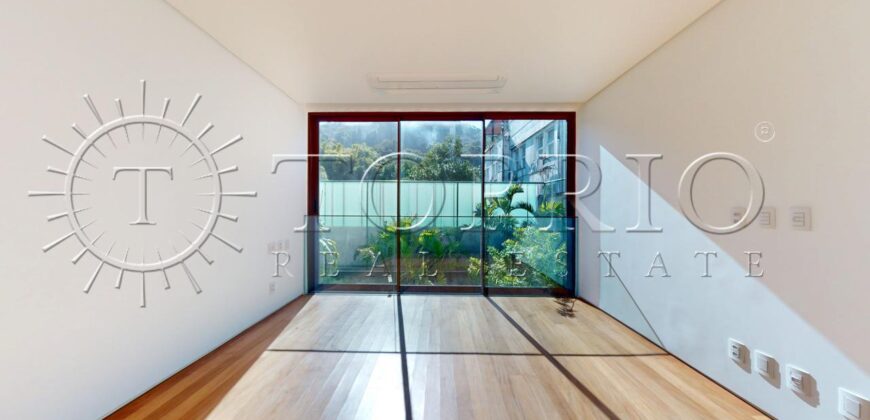 Casa duplex com 626 m² de área construída