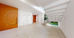 Casa duplex com 626 m² de área construída