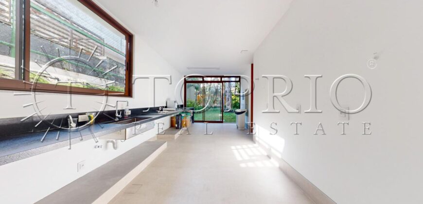 Casa duplex com 626 m² de área construída